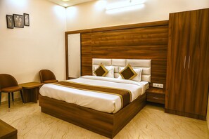 Habitación Deluxe | Espacio para trabajar con un portátil, wifi gratis, ropa de cama