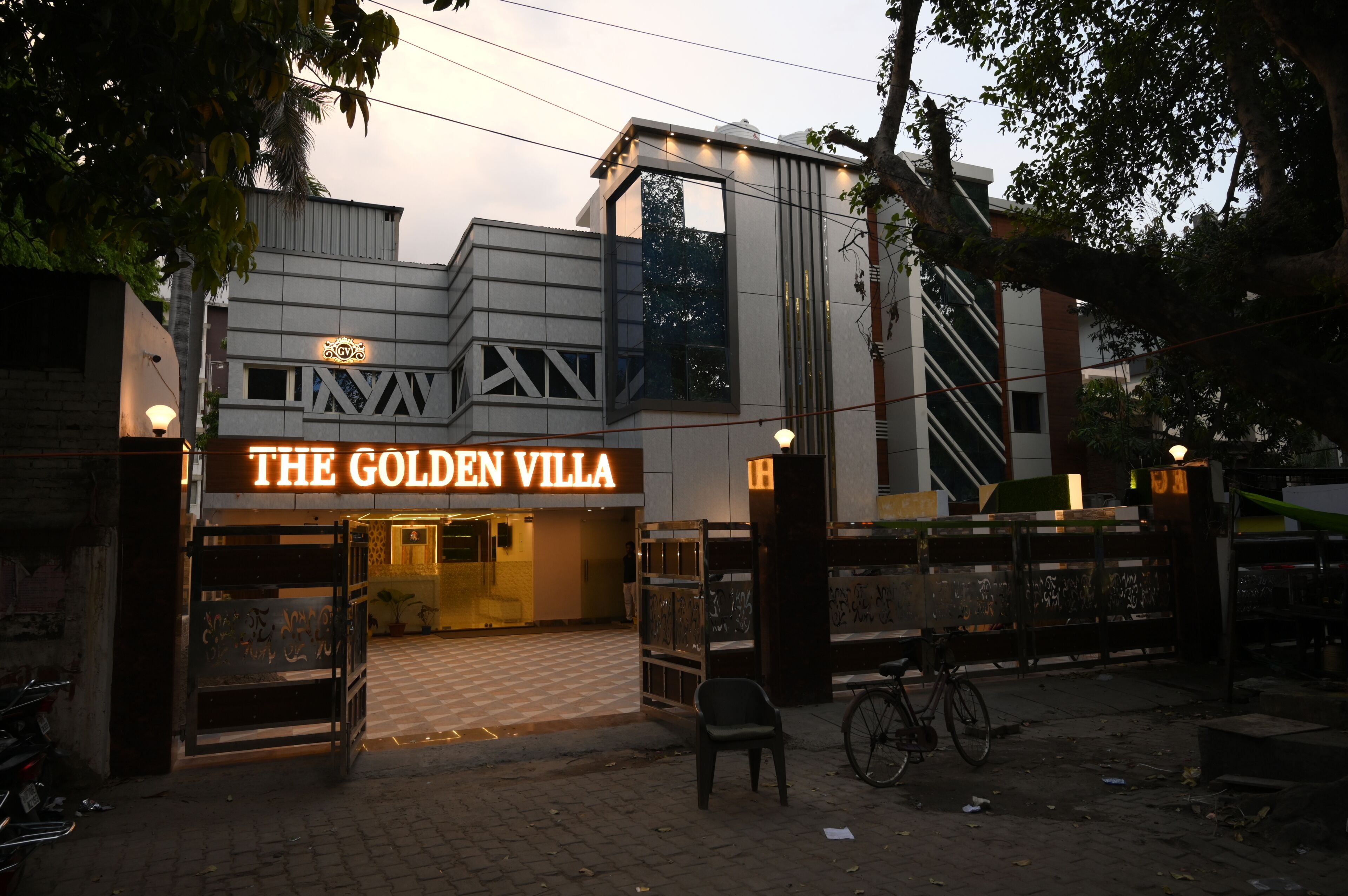 Un edificio con un letrero que dice "THE GOLDEN VILLA".