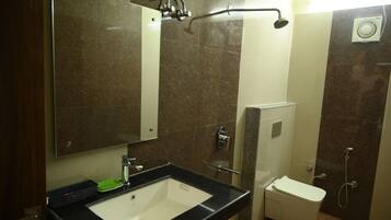 Executive Room | Bathroom | Shower, free toiletries, towels, soap
