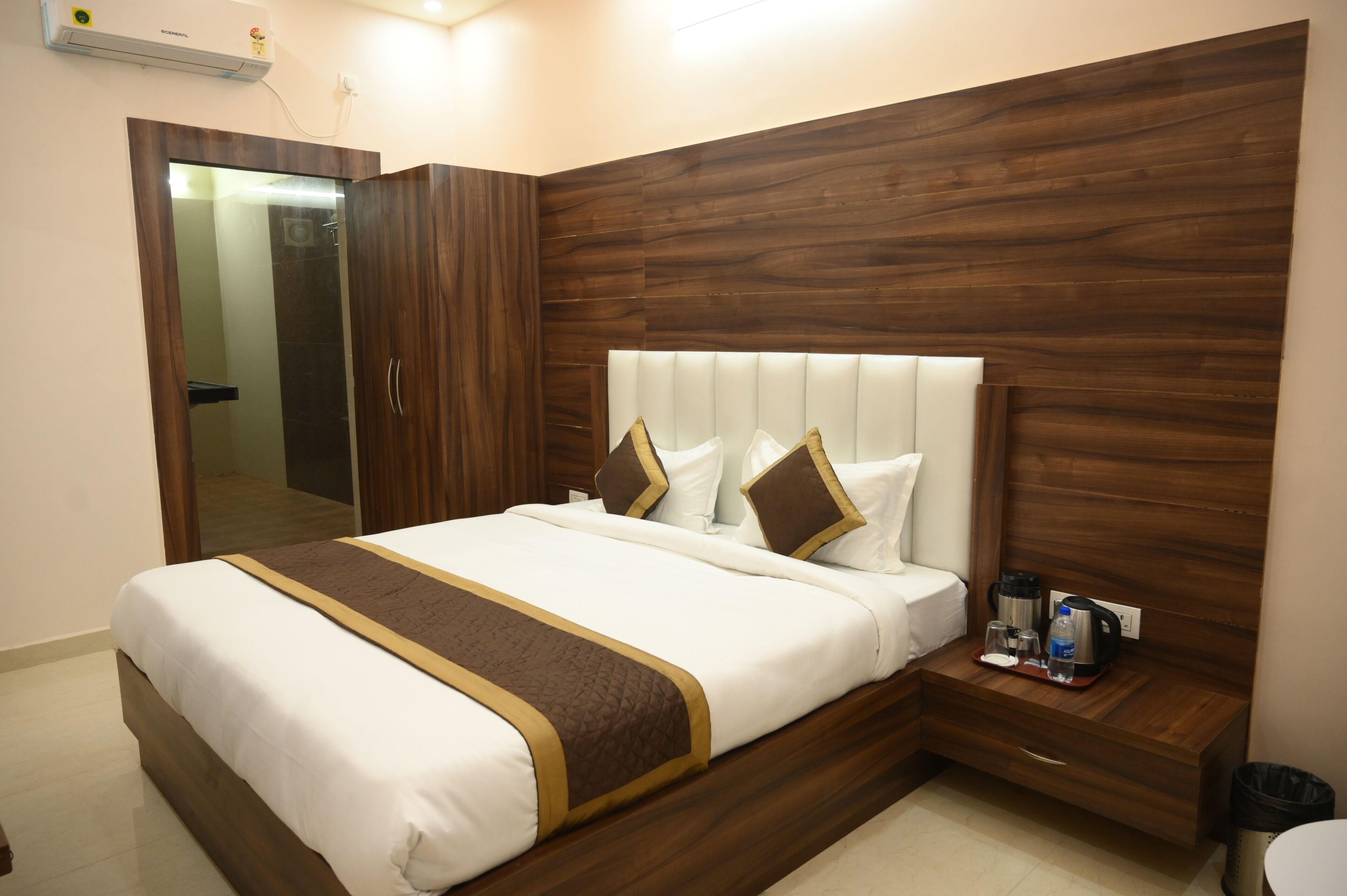 Super Deluxe Room | Laptop workspace, free WiFi, bed sheets