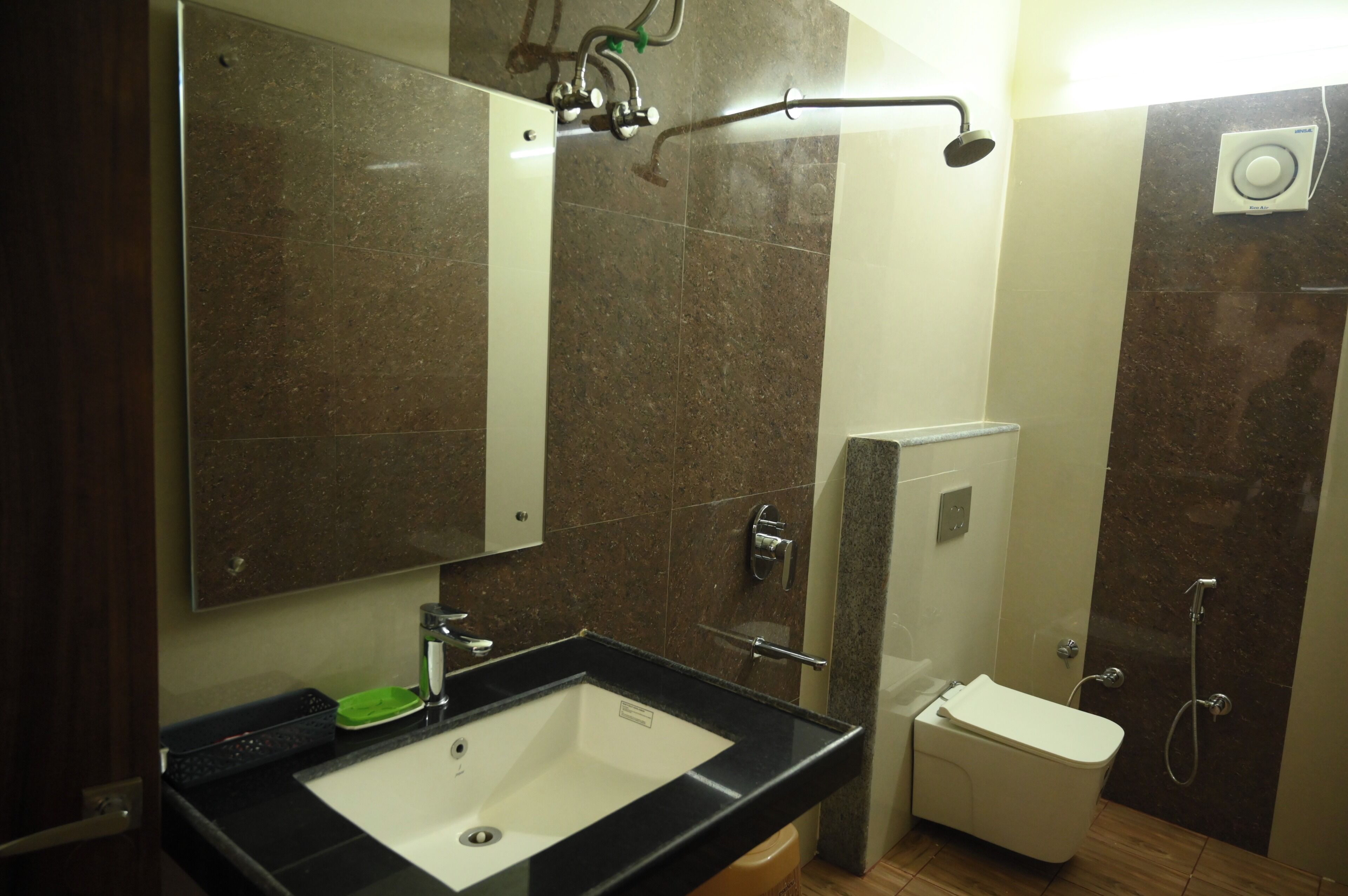 Ducha, artículos de tocador gratuitos, toallas, jabón