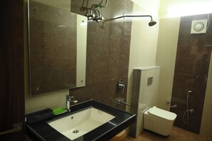 Ducha, artículos de higiene personal gratuitos, toallas y jabón