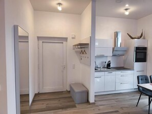 Jääkaappi, keittoastiat/astiat/ruokailuvälineet