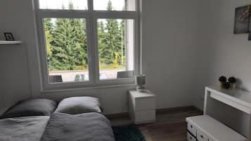 Een strijkplank/strijkijzer, wifi, beddengoed