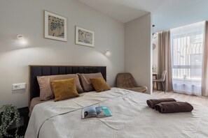 Escritorio, tabla de planchar con plancha, wifi y ropa de cama 