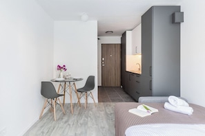 Iron/ironing board, WiFi, bed sheets
