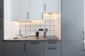 ثلاجة، ميكروويف، موقد طهي مسطح، غسالة أطباق