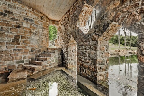 Large  4 bedroom, 4.5 bath restored Victorian home at Indiandale Springs