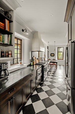 Een koelkast, een microgolfoven, een oven, een kookplaat