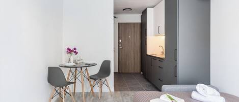 Een strijkplank/strijkijzer, wifi, beddengoed