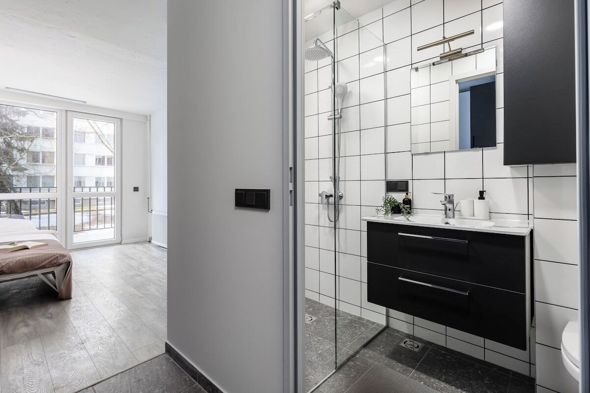Shower, free toiletries, hair dryer