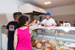 Cabane, 2 chambres, patio, vue jardin | Restauration