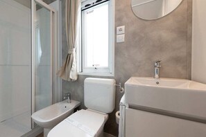 Ferienhütte, 2 Schlafzimmer, Terrasse, Gartenblick | Badezimmer