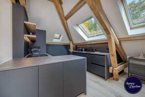 Fridge, oven, dishwasher, coffee/tea maker