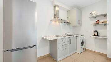 Refrigerador, parrilla de estufa, cafetera y tetera y tetera eléctrica