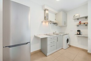 Refrigerador, parrilla de estufa, cafetera y tetera y tetera eléctrica 