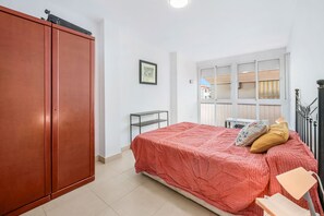 Tabla de planchar con plancha, wifi y ropa de cama 