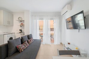 TV - Apartment 'Beachfront Estepona Center' with Sea View, Wi-Fi and Air Conditioning (Estepona)