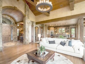 Smart TV, fireplace, video games - Private Estate 🏔️ 9,400 sq ft ✨ Game Room 🎱 Steam Sauna 💦 1.5 Acres 🧖‍♀️ Spa (Silverthorne)