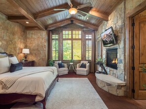 9 bedrooms, desk, iron/ironing board, travel crib