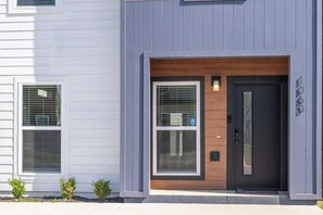 Exterior detail - The Bluebird Nest, Relaxing | Modern | Fresh (Bentonville)