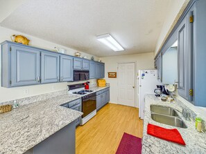 Fridge, stovetop, dishwasher, coffee/tea maker - McKenzie House, Perfect for the Family (Bella Vista)