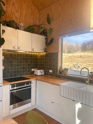 Private kitchen - Mountain View Barn with Spa (Queenstown)