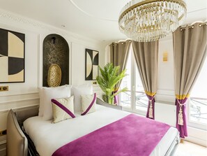 Apartment, Courtyard View | Living area | 43-inch Smart TV with cable channels, Netflix, streaming services - Merveil Luxury Suite - St George (Paris)