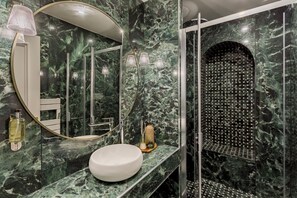 Apartment, Courtyard View | Bathroom | Rainfall showerhead, eco-friendly toiletries, hair dryer, towels - Merveil Luxury Suite - St George (Paris)