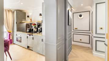 Appartement, vue cour intérieure | Cuisine privée | Réfrigérateur, micro-ondes, four, plaque de cuisson