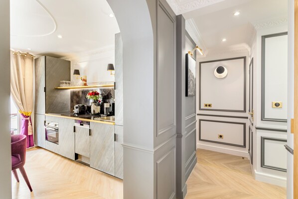 Apartment, Courtyard View | Private kitchen | Fridge, microwave, oven, stovetop