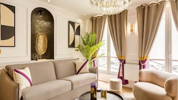 Appartement, vue cour intérieure | Coin séjour | TV connectée, Netflix, services de streaming, espaces bureaux