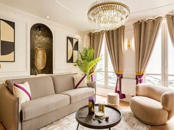 Apartamento, vista para o pátio | Área de estar | Smart TV 43 polegadas com canais a cabo, Netflix, serviços de streaming