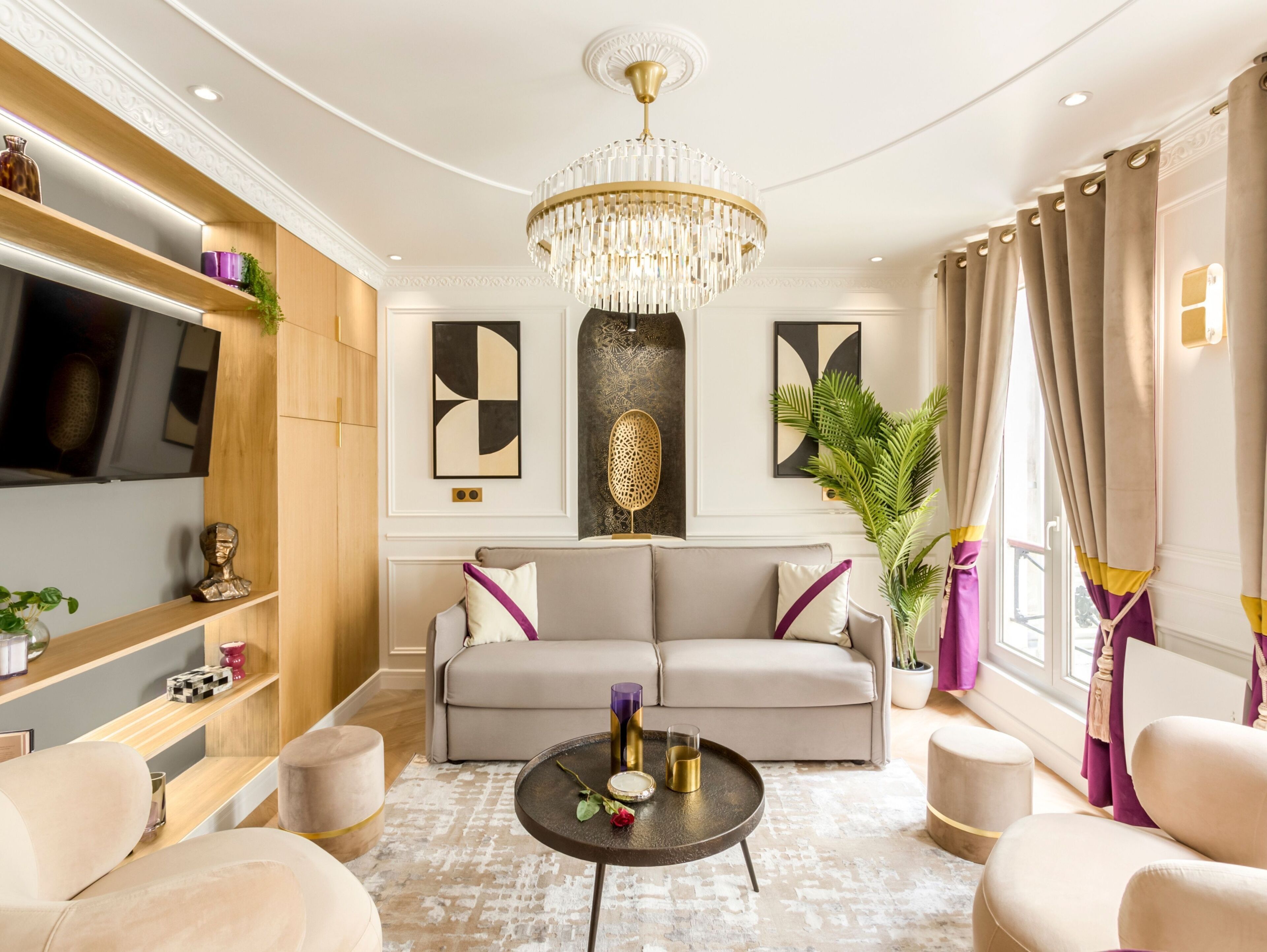 Una sala de estar moderna con un sofá grande, una mesa de centro y un televisor.