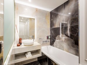 Appartement, uitzicht op de binnenplaats | Badkamer | Een regendouche,  milieuvriendelijk toiletgerief, een haardroger