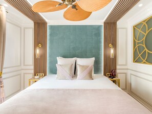 Appartement, vue cour intérieure | Literie hypoallergénique, surmatelas, coffres-forts dans les chambres