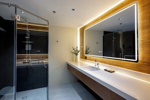 Habitación superior con 2 camas individuales | Baño | Regadera, amenidades de baño gratuitas, secadora de cabello, toallas