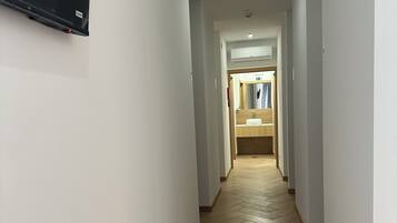 Schreibtisch, laptopgeeigneter Arbeitsplatz, schallisolierte Zimmer