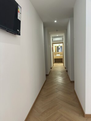 Desk, laptop workspace, soundproofing, free WiFi