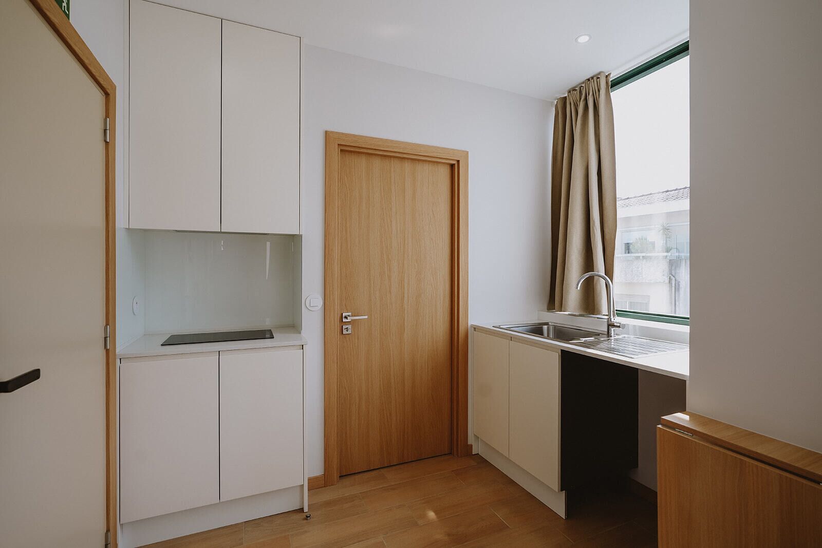 Skrivebord, arbejdsområde til bærbare computere, lydisolering