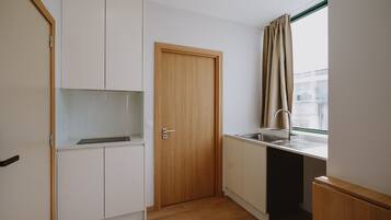 Schreibtisch, laptopgeeigneter Arbeitsplatz, schallisolierte Zimmer