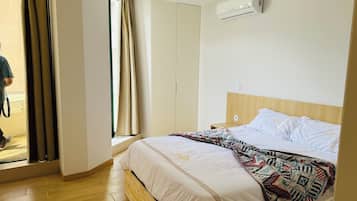 Bàn, khu vực làm việc phù hợp cho laptop, phòng cách âm