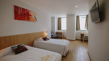 Classic-Doppelzimmer, Mehrere Betten, Nichtraucher | Schreibtisch, laptopgeeigneter Arbeitsplatz, schallisolierte Zimmer