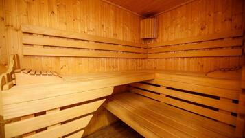 Eine Sauna mit Holzbänken und -wänden, einer Uhr an der Wand und einem kleinen Fenster.