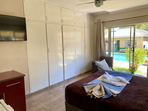 Poolside Executive Suite Near Airport - 2322