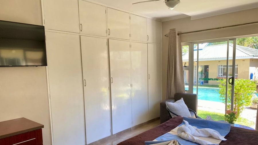 Poolside Executive Suite Near Airport - 2322