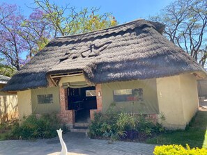 Apartment - Poolside Executive Suite Near Airport - 2322 (Harare)