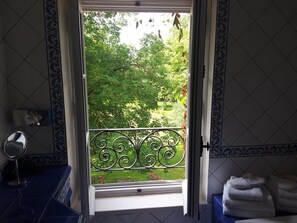 Standard Double Room, Garden View | Bathroom