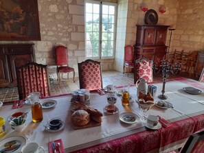 Free daily full breakfast - Château de Ré (Le-Petit-Pressigny)