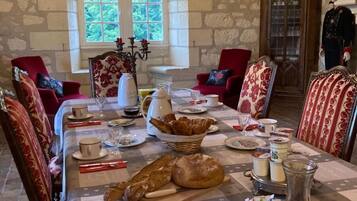 Petit déjeuner complet compris tous les jours